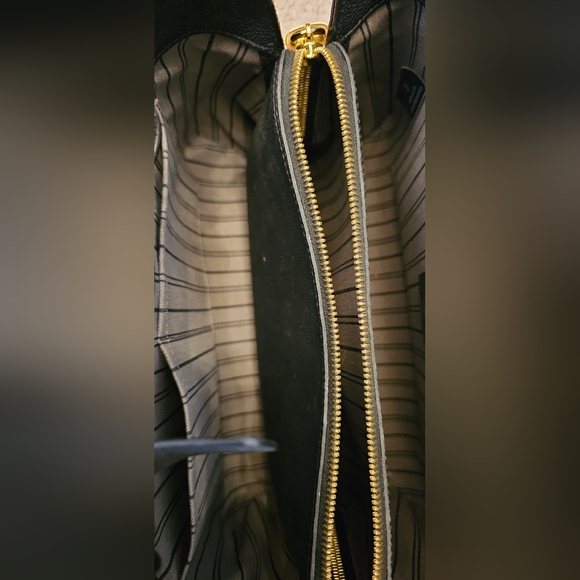 Louis Vuitton Monogram Empreinte Montaigne MM - Picture 4 of 12